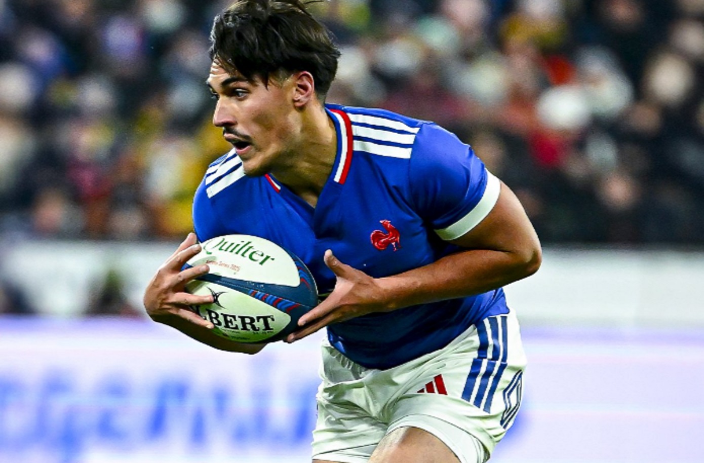 Blog_RCT's tweet card. Le XV de France a clôturé sa tournée d’automne sur une note positive grâce à sa victoire contre l’Australie (48-33), samedi. Un succès qui permet aux Bleus de terminer l’année avec un bilan légèrem...