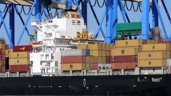 BenoitDevault's tweet card. La légalité de la prise en compte de normes environnementales pour l’instauration de clauses miroirs est notamment questionnée par le Cocéra...