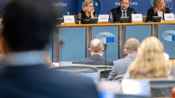 FranceAgricole's tweet card. Le commissaire à l’Agriculture, Christophe Hansen, a présenté les premières propositions de la Commission européenne pour la Pac post 2027.