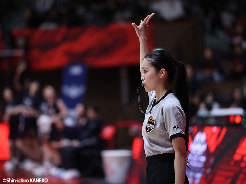 bbking_jp's tweet card. 　11月15日、U18日清食品トップリーグ2025の女子最終日、岐阜女子高校対日本航空北海道の一戦で笛を吹いたのは、実践学園高校3年の三海世奈だ。同大会で女子高···