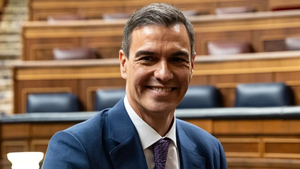 NewsRomania_net's tweet card. Pedro Sánchez, premierul Spaniei și secretar general al Partidului Socialist (PSOE), a propus sâmbătă instituirea unui salariu minim comun