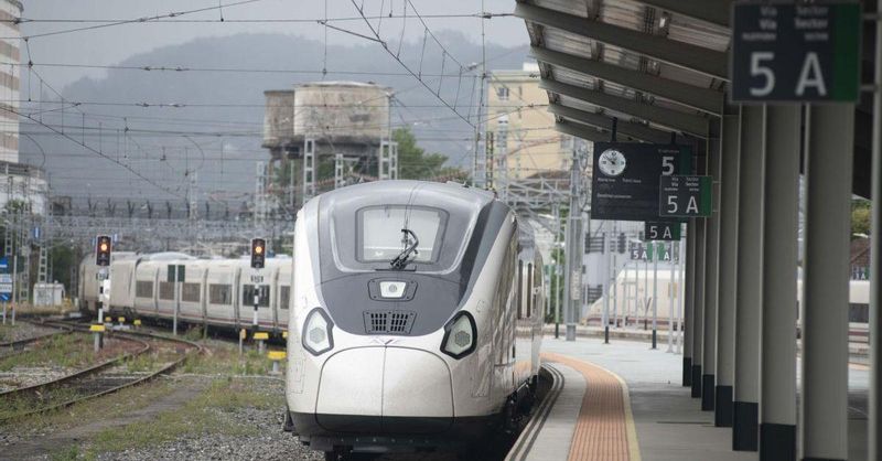LaRegion's tweet card. Viajar de Madrid a Ourense en dos horas es posible sin necesidad de elevar la velocidad máxima