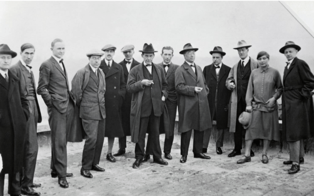 parislima's tweet card. Fundada por #Walter_Gropius, de su cuerpo docente formaron parte desde #Paul_Klee y #Vasili_Kandinski, a #Josef_Albers, #Marcel_Breuer o #Mies_van_der_Rohe. Imagina por un momento que Steve Jobs hu…