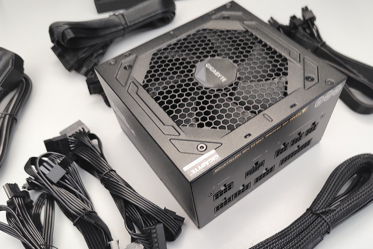 Geeknetic's tweet card. Hoy os traemos una de las fuentes de alimentación de Gigabyte con mejor relación calidad-precio, un potente modelo de 850W, que debería ser suficiente para cualquier PC que no lleve una RTX 5090, con...