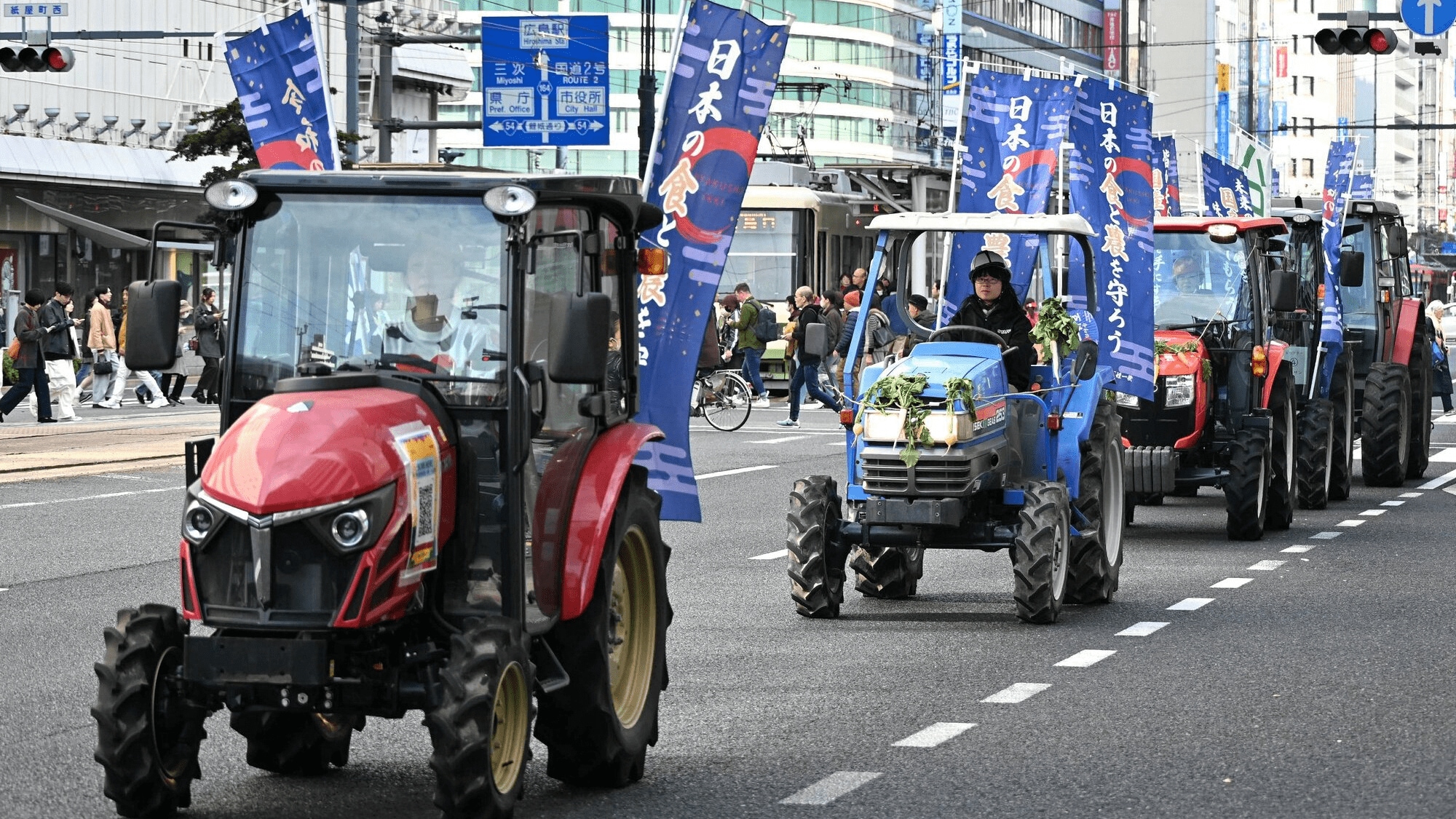 z_u_r_0's tweet card. 　持続可能な農業の実現を国に訴えようと、広島県内の農家たち約70人が24日、「令和の百姓一揆ひろしま」と銘打って広島市中心部をデモ行進した。トラクター5台と軽トラック15台の先導で「農家を守ろう」と声...