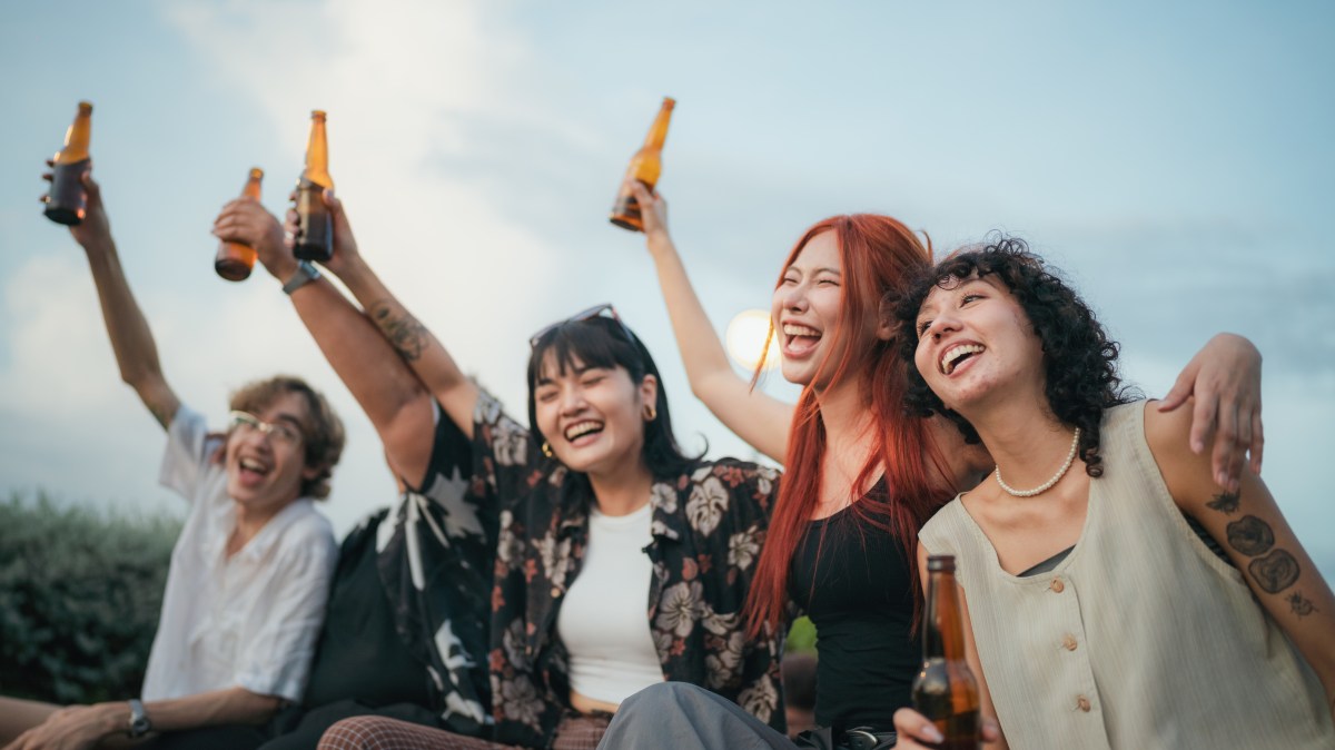 gssq's tweet card. Research on more than 3,000 people found those who binge drank in their late teens and twenties later achieved higher education and income levels