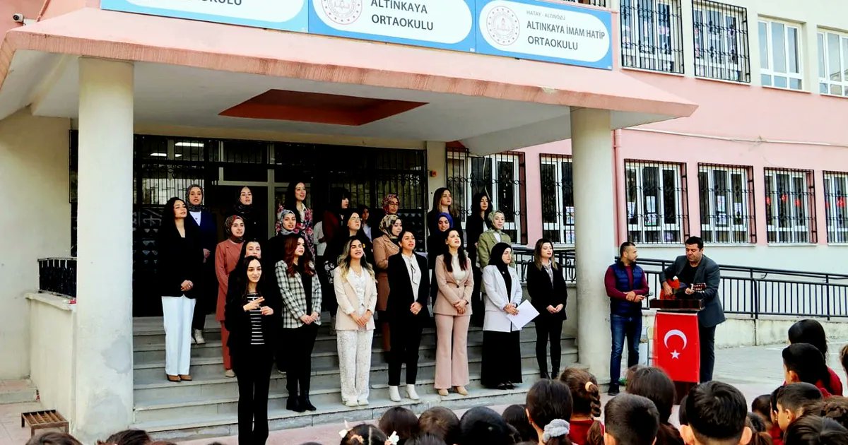 ilkhaberadana's tweet card. Öğretmenler Günü’nde alkışlar okul müdürü ve koroya - İlkhaber Gazetesi
