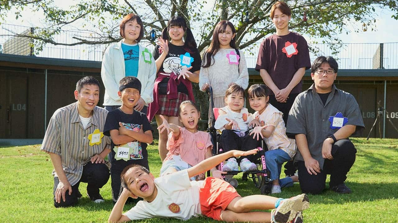 ano_staff's tweet card. 【NHK】「あなたは今幸せですか？」今の生活に幸せを感じられない６人の大人たちのもとに、ある日１通の招待状が。訪ねた先にあったのは、９歳前後の子どもたちが支配する“DOUSHIN王国”。大人たちは、ここで２泊３日の合宿プログラムに参加する。人生に疲れ気味な大人たちは“童心”にかえることで幸せになれるのか？