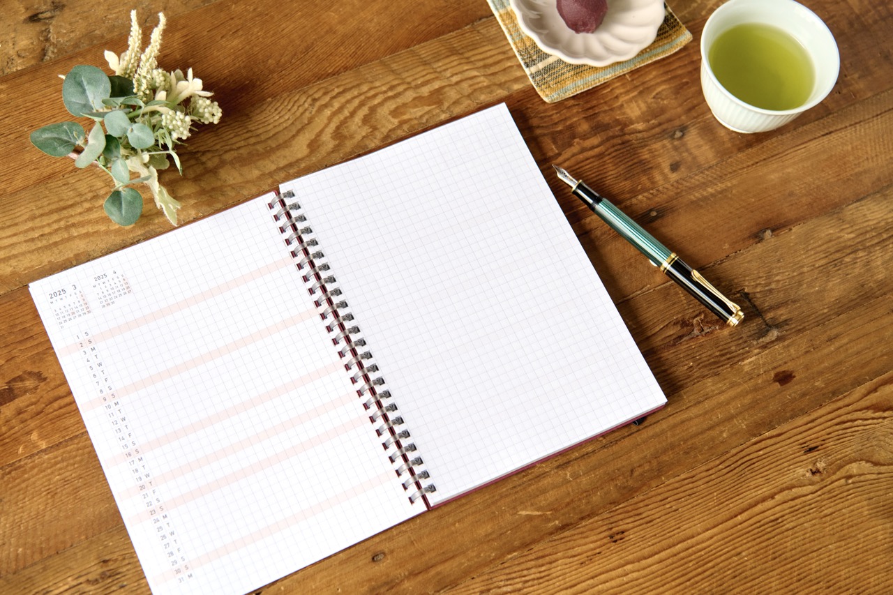 rondowerkstatt's tweet card. GRID LIFE PLANNERは、日本語表記のないシンプルなレイアウトを採用し、あらゆる用途に溶け込みます。全ページ方眼のレイアウトは、工程管理表で用いられる「ガントチャート」のように、仕事とプライベートの予定を並列で管理するのに適して