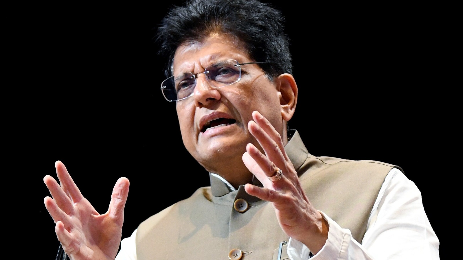 Live_Hindustan's tweet card. केंद्रीय वाणिज्य मंत्री पीयूष गोयल ने कहा है कि भारत और अमेरिका अच्छे मित्र हैं और संबंधों में इस तरह के उतार चढ़ाव सामान्य हैं। वहीं अमेरिका और भारत के बीच ट्रेड डील को लेकर भी उन्होंने अपडेट दिया...