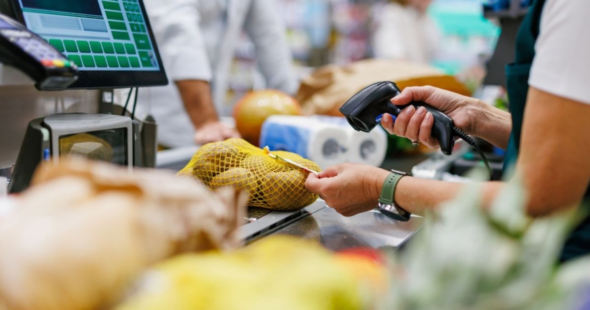 CarloRienzi's tweet card. La verità è questa: il carrello alimentare è fuori controllo e nessuno sembra avere il coraggio di dirlo (e di fare qualcosa).