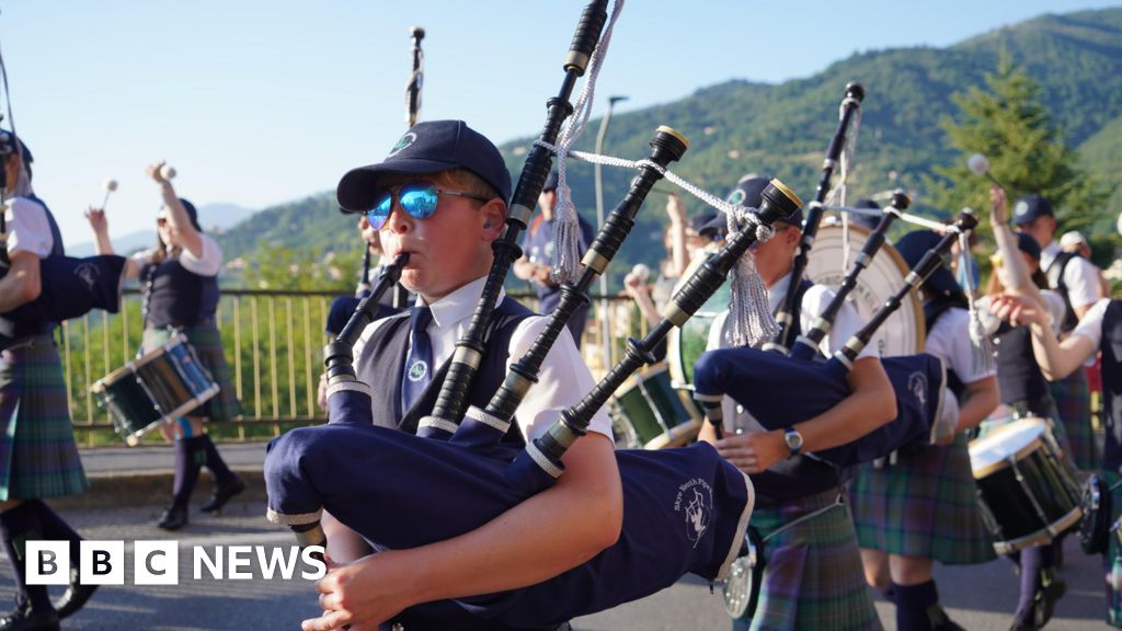 BBCWorld's tweet card. The Skye Youth Pipe Band was among the guests in the Tuscan town of Barga for its Scottish festival.