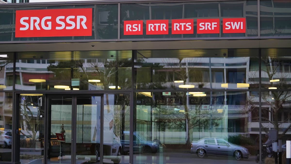 Thom71343318's tweet card. Die SRG muss in den nächsten Jahren über eine Viertelmilliarde Franken sparen. Nun hat das Unternehmen drastische Massnahmen bekanntgegeben.