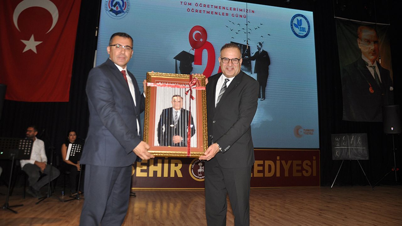 pervasizcom's tweet card. Akşehir’de 24 Kasım Öğretmenler Günü, Cumhuriyet Meydanı’nda düzenlenen çelenk sunma töreniyle başladı. Saygı duruşu ve İstiklal Marşı’nın ardından kutlama programı Akşehir Kültür Merkezi’nde Tarık...