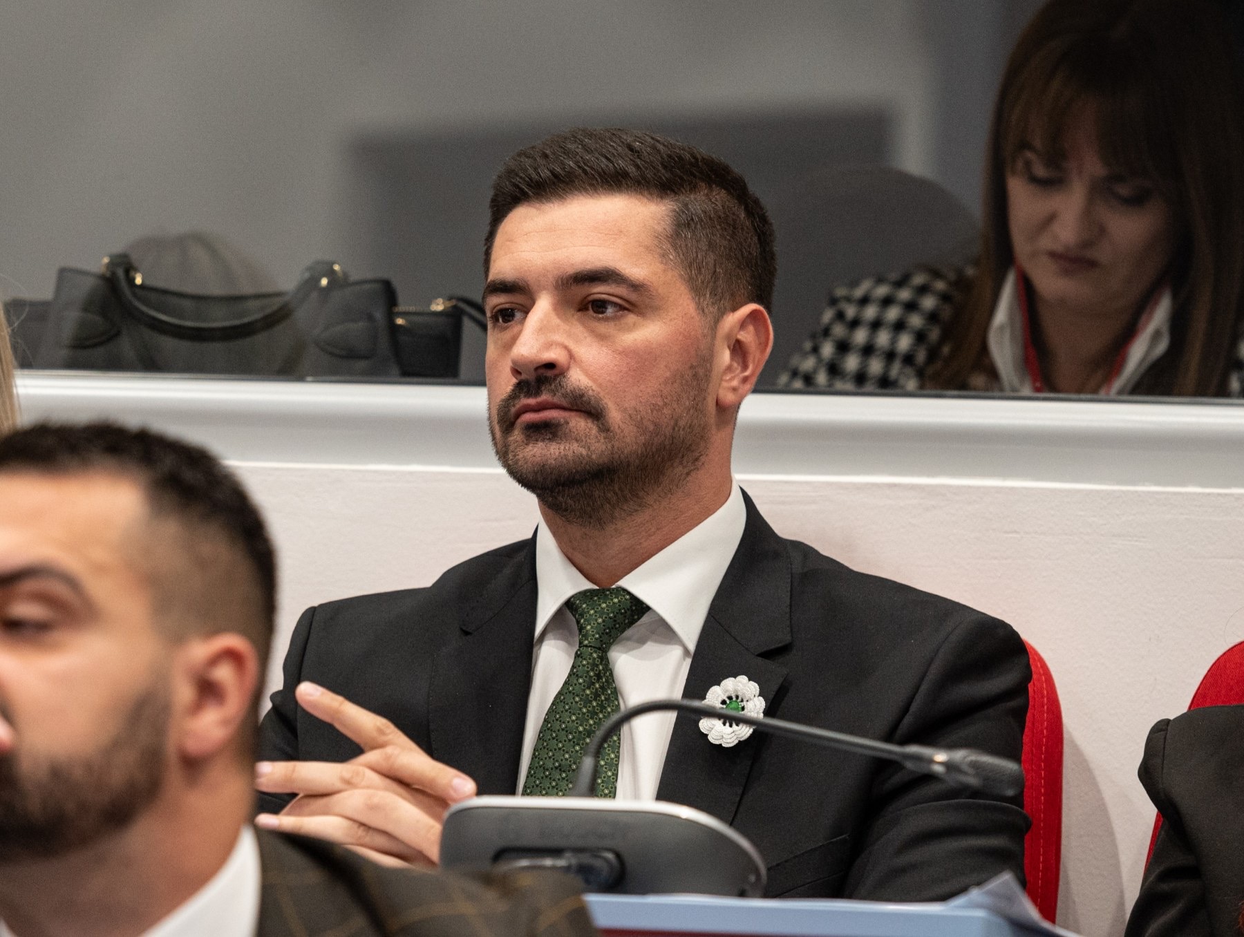 DPSCrneGore's tweet card. Na sinoć održanoj sjednici Skupštine opštine Bijelo Polje, donesen je moralno ispravan zaključak – da se Radovanu Karadžiću, pravosnažno osuđenom ratnom zločincu za genocid u Srebrenici, oduzme...