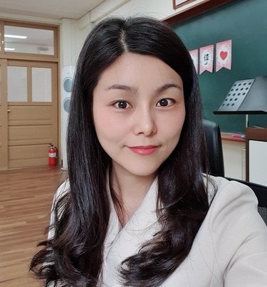 steadyG11's tweet card. "우리 아이 약 먹이고 기침 횟수와 체온 수치 체크해 보내세요" "모친상 장례 3일인데 왜 5일이나 자리 비워요? 수업 차질 있잖아요" 편집자 주= 윤미숙 교사노조연맹 부위원장 인터뷰 기사는 분량이 많아 네 차례로