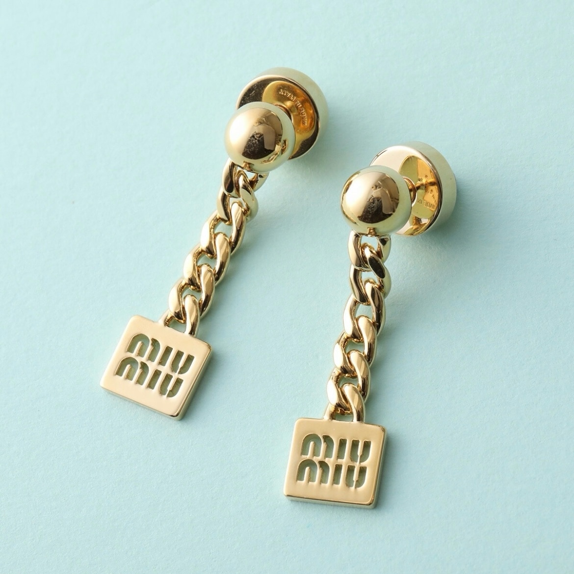 soa_hotitems's tweet card. miu miuのメタルロゴピアス、ゆれる感じがほんと可愛い˚₊‧୨୧‧₊˚✨💛 丸いトップからチェーンが揺れるデザインで 横顔が華やぐタイプのピアスだよ𓂃𓈒𓏸✧ ロゴチャームがさりげなくブランド感を 出してくれるところもお気に入り🫶💭 シンプルコーデの日でも 一瞬で雰囲気ある子になれちゃう 魔法ピアスすぎるよね ꒰ᐡ⸝⸝• ̫ •⸝⸝ᐡ꒱💕 今ポイントアップ中だから...