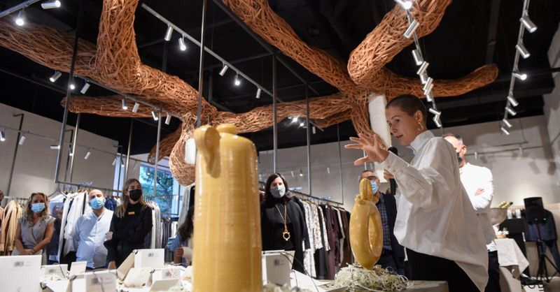 LaRegion's tweet card. Crecen las ventas la firma Adolfo Domínguez y el resultado bruto de explotación alcanza su nivel más alto desde 2010 gracias a la expansión internacional y la