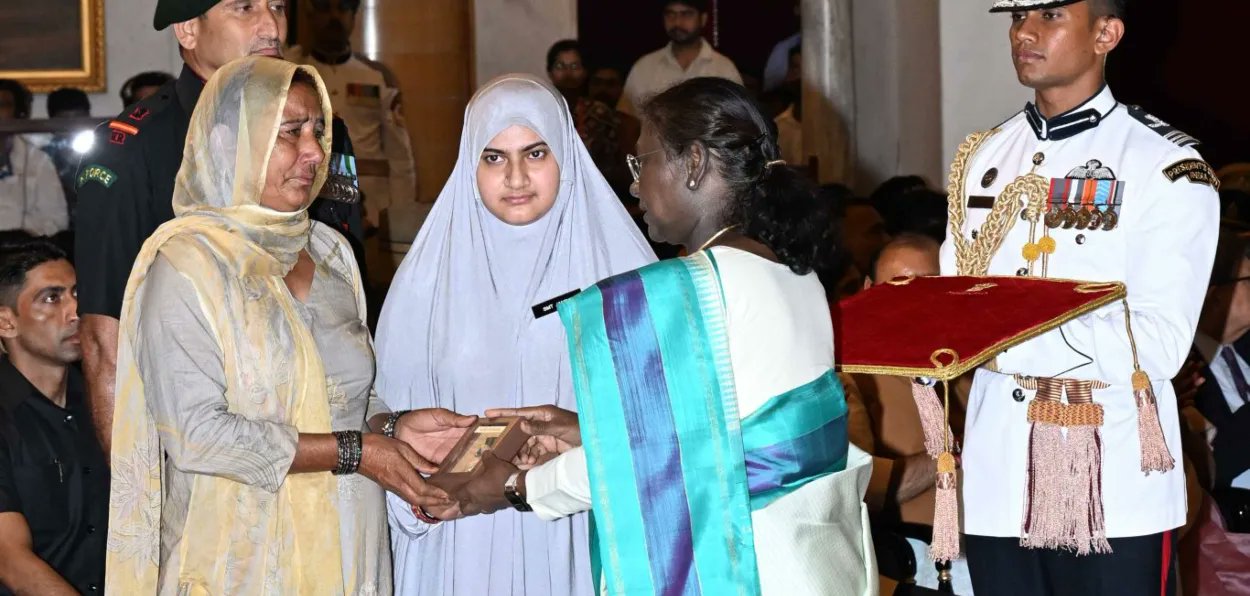 AwazThevoice's tweet card. Martyrs Col Manpreet, DySP Himayun Bhat, Niak Dilawar Khan awarded Kirti Chakra