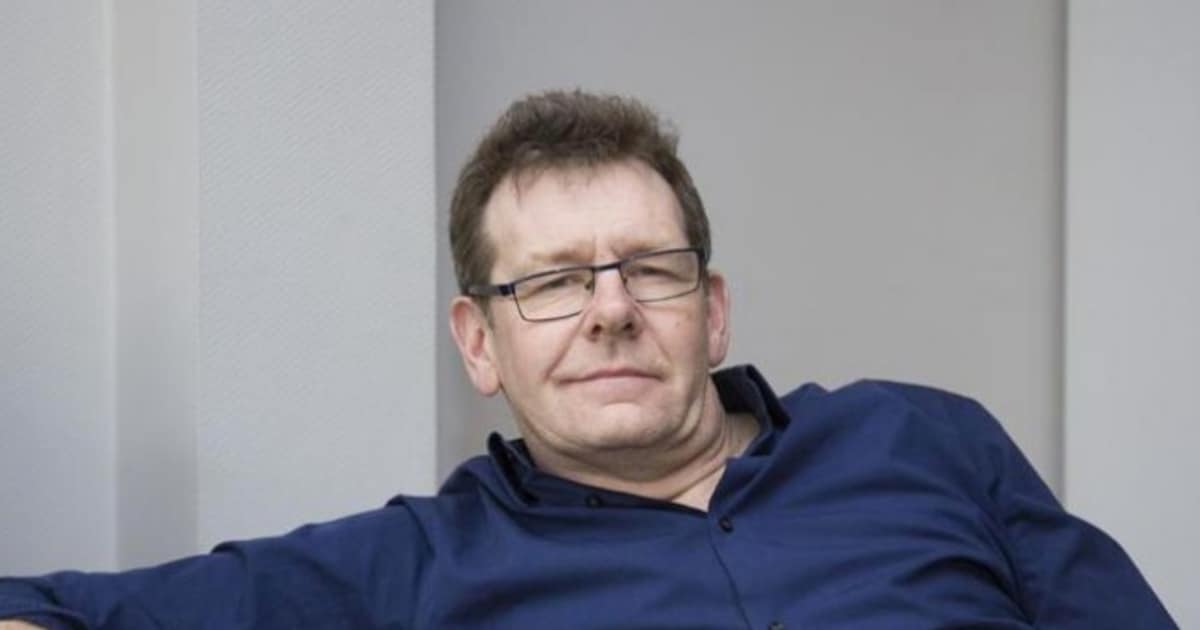 stschelfhout's tweet card. Radiojournalist Chris Van den Abeele (55) heeft gisteren tijdens de nachtelijke nieuwsuitzending van Radio 1 een grapje gemaakt dat volgens de VRT niet door de beugel kan. ‘Grappen horen niet thuis...