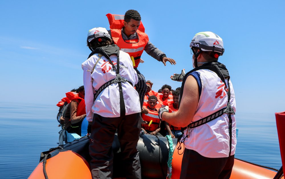 PostcodeLoterij's tweet card. Artsen zonder Grenzen teams bieden medische noodhulp op de Middellandse Zee met een eigen schip. Reddingswerk op zee is van levensbelang.