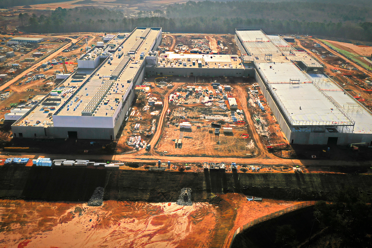 clickpetroleoeg's tweet card. Data centers consomem bilhões de litros de água e levantam preocupações em zonas rurais e está afetando comunidades.