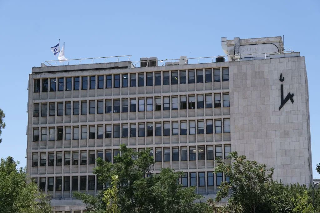 IsraelcomNews's tweet card. Israeli scientists reveal groundbreaking findings on the origins of human language, challenging traditional theories and offering a new perspective on language