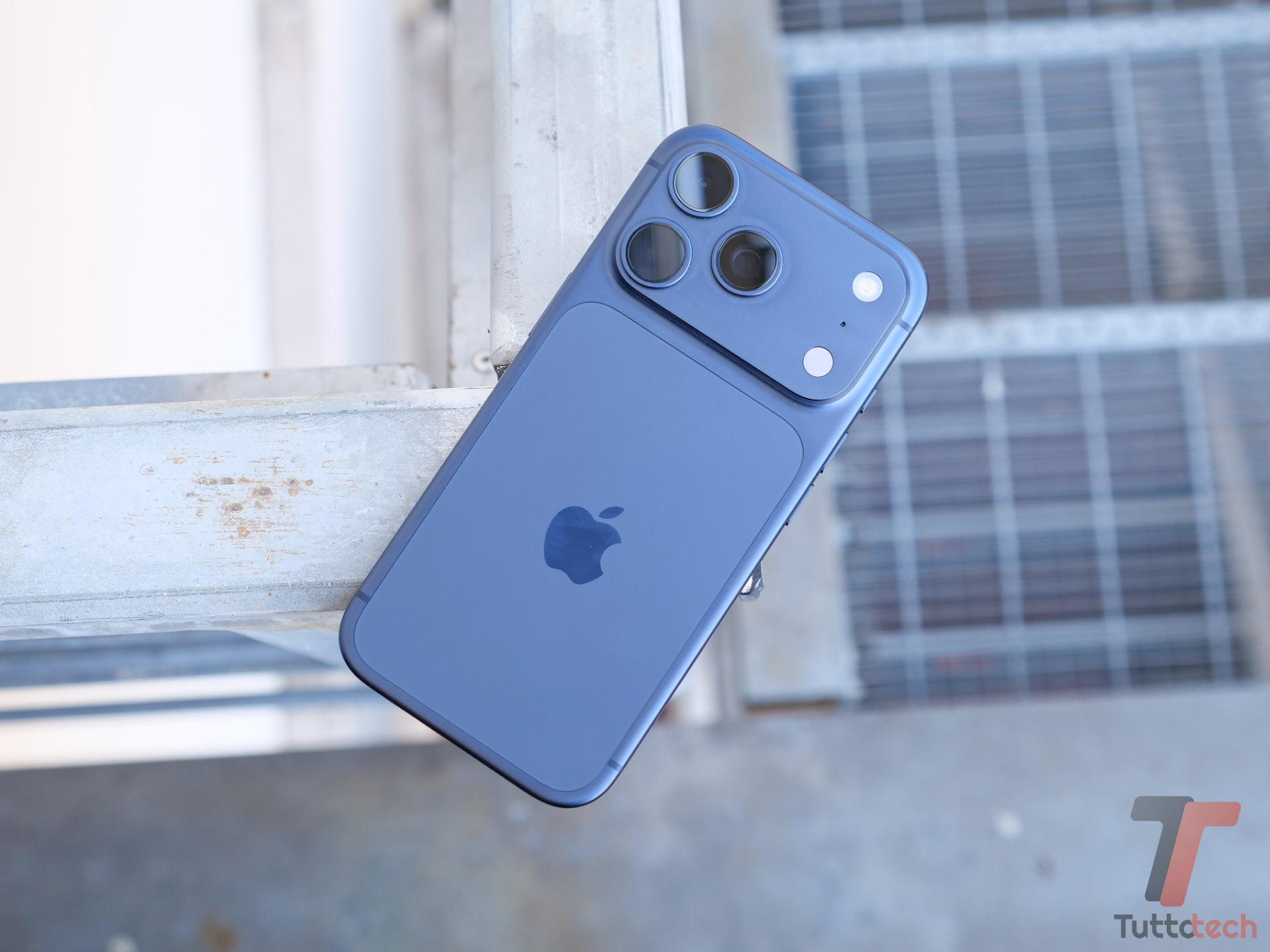 TuttoTechNet's tweet card. Apple ha cambiato in corsa il suo fornitore di display OLED per iPhone 17: BOE si ritira per difficoltà tecniche, Samsung Display prende il sopravvento.