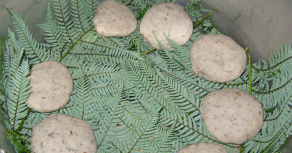 valparadiego's tweet card. List includes: Chapalele, Pichanga, Charquicán, Carbonada chilena, Pan de Pascua.