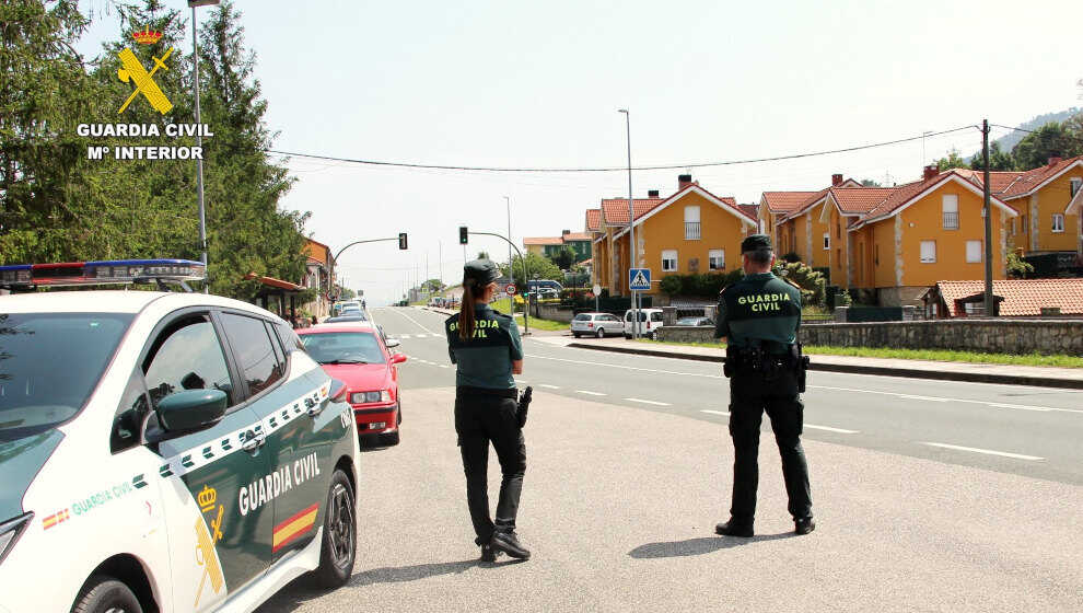 DiarioCantabria's tweet card. La Guardia Civil ha arrestado a un hombre de 38 años, vecino de Astillero, acusado de cometer alrededor de una veintena de robos