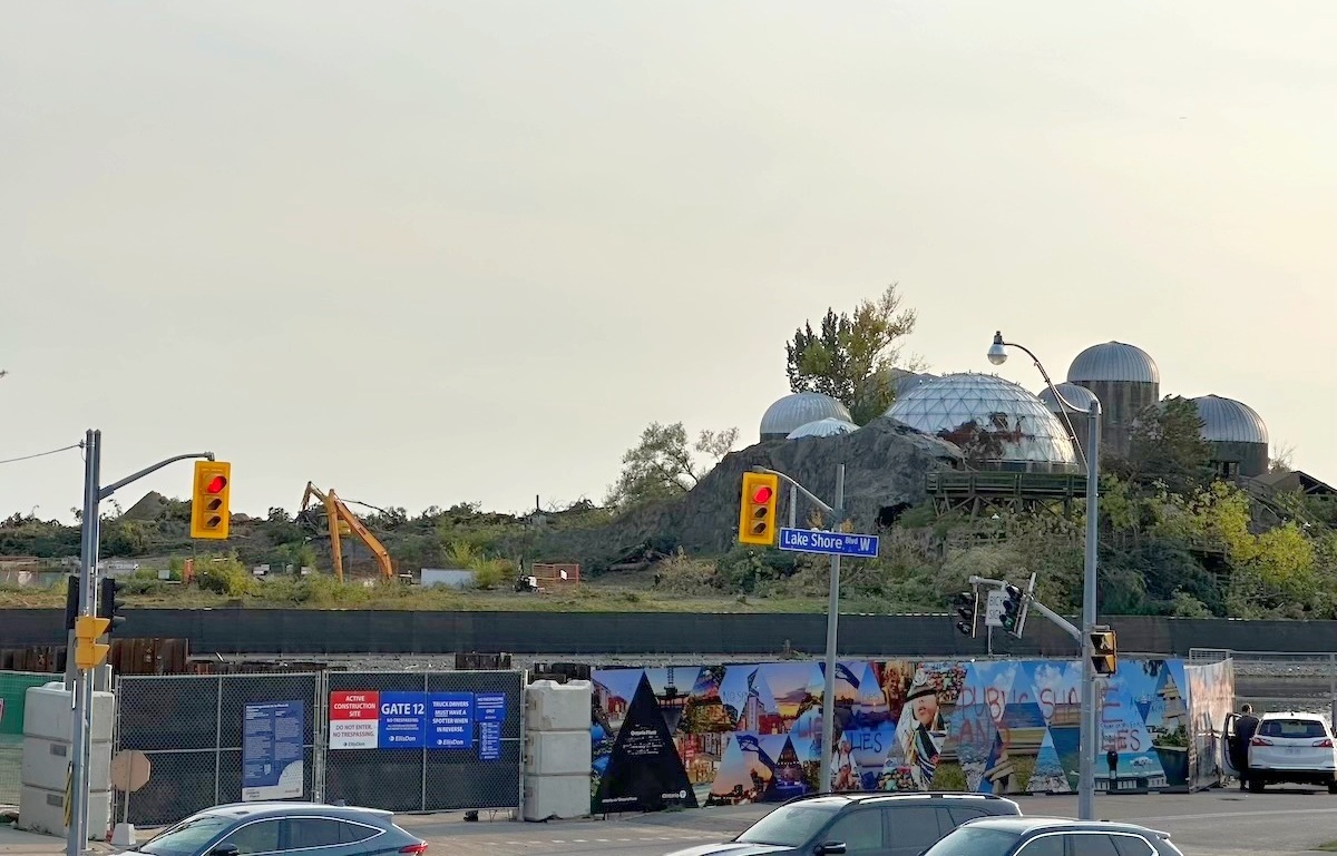 alexbozikovic's tweet card. To receive $4.4-6.6 million per year in rent and park maintenance, the Province has committed to spending over half a billion in public dollars now.