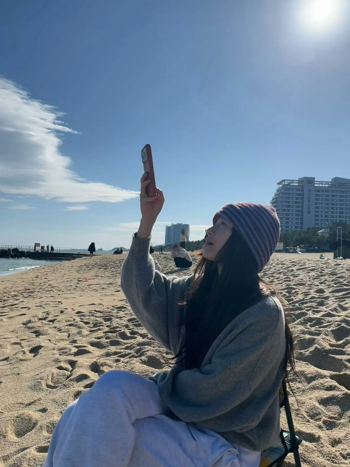 kstarf2012's tweet card. 서늘한 해변 위에서 완성한 차분한 텍스처 믹스와 뉴트럴 팔레트