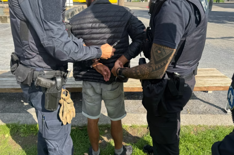 polizeitickerch's tweet card. Die Kantonspolizei Basel-Stadt hat nach einer elfwöchigen Schwerpunktaktion im Kleinbasel und am Bahnhof SBB Bilanz gezogen: 507 kontrollierte Personen führten zu 175 Festnahmen – vor allem wegen...