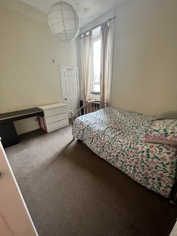 BionicFrancesca's tweet card. Dennistoun : £475 pcm. Double bedroom - base and mattress included aswell as wardrobe, chest of drawers and option of keeping the...