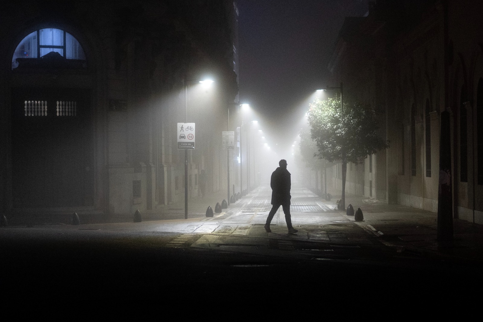 Contraeditor's tweet card. Las calles de la ciudad se han convertido en un “Viaje al fin de la noche”, en lo más literario