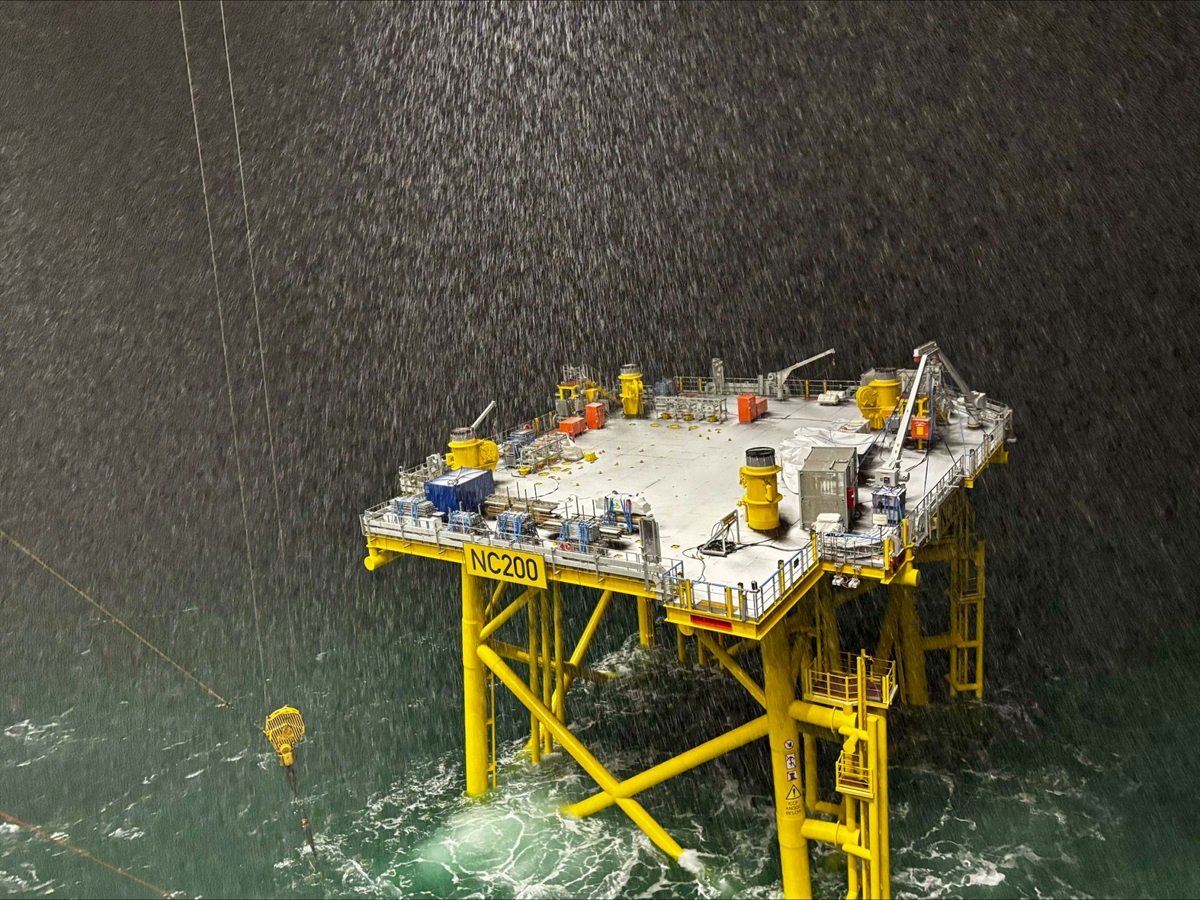 news_hmt70104's tweet card. RWE has completed the foundation phase for the Nordseecluster A substations in the German North Sea, following heavy-lift installation by Sleipnir and preparing for topside placement in 2026.