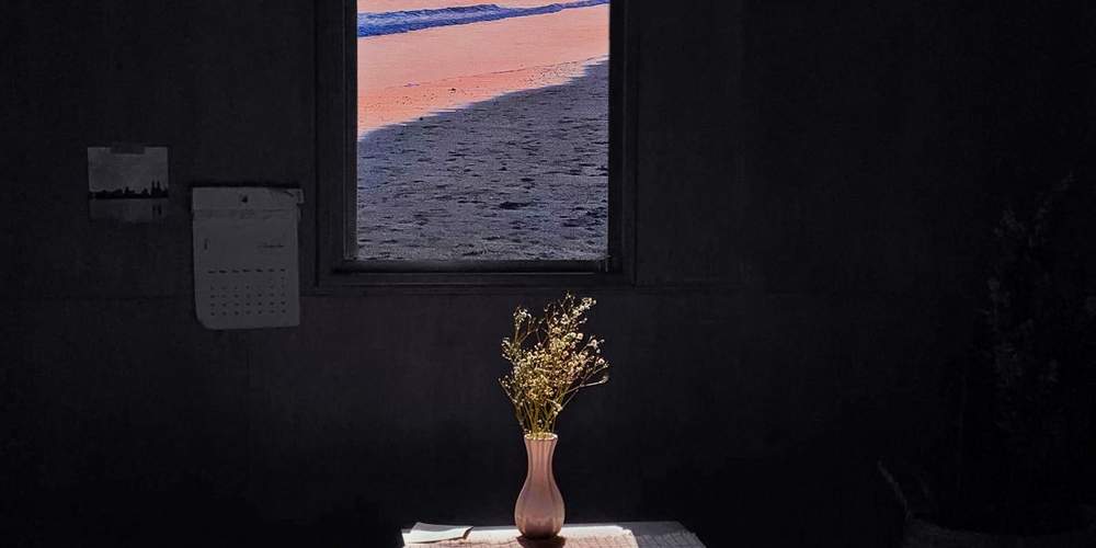 ringogyakuten's tweet card. 안사귀는 전기날밋 나루호도는 출근하자마자 사무소에 늘어졌다. 어제 야하리와의 술자리가 꽤 길어졌고 과음을 했던 탓이었다. 차가운 책상에 볼을 딱 붙이고 살 것 같다며 엎드린 나루호도의 옆에서 마요이가 잔소리를 했다. 곧이어 찾아온 하루미마저 얼굴을 굳힌 채로 그에게 조금, 험한 말을 했지만 하나도 귀에 들어오지 않았다. 멀리 보이는 찰리 선배의 굳건한...