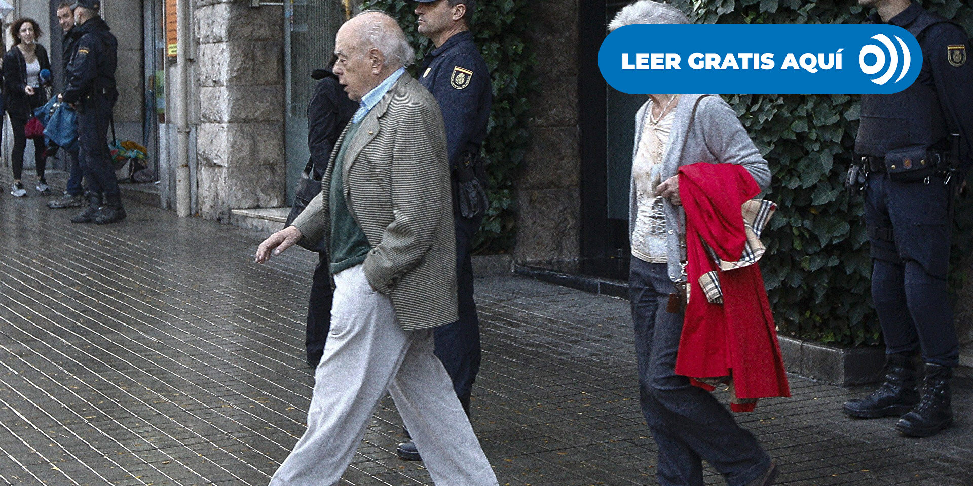 Albert_Rivera's tweet card. El clan del molt honorable tendría 2.400 millones en Panamá, más los novecientos de Belice, según las últimas informaciones.