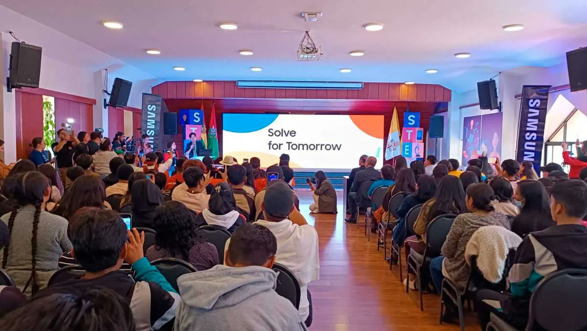 eldiario_net's tweet card. Noviembre 2025.- Con un objetivo común —la búsqueda de soluciones, desde la mirada de los jóvenes, para atender necesidades urgentes del país, desde el cambio climático hasta la seguridad de las...