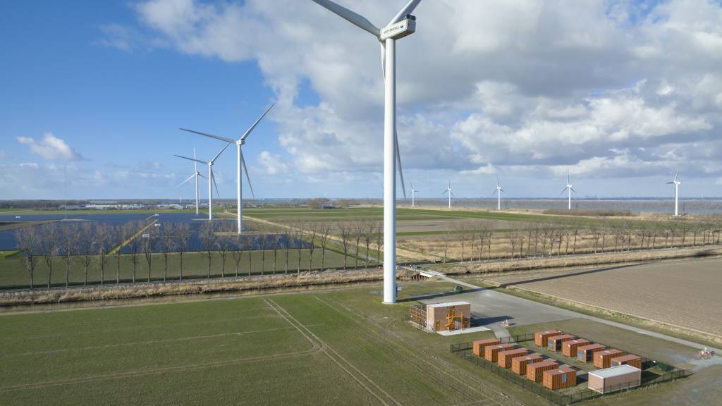 SandorGaastra's tweet card. Er staan zonnepanelen, windmolens en batterijen. En die delen samen één aansluiting op het energienet.