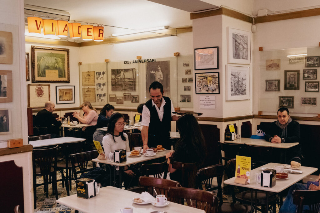 mariachacons's tweet card. “La nostra història ens caracteritza, ens fa diferents, i entre tots hem de mirar que comerços de tota la vida com el nostre no tanquin, que ja n’han tancat molts”, diu Mercè Casademunt Viader. És la...