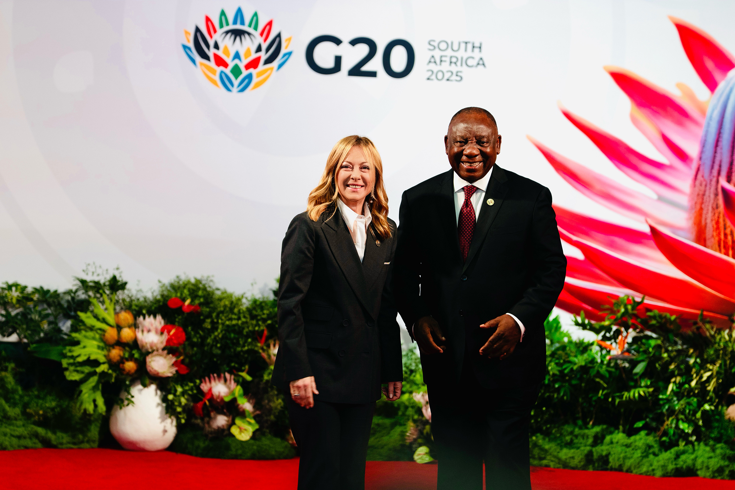 en_decode39's tweet card. In Johannesburg, on the sidelines of the G20, Prime Minister Giorgia Meloni met with Chinese Premier Li Qiang and Indian Prime Minister Narendra Modi, with a first, symbolic embrace with Japan’s...