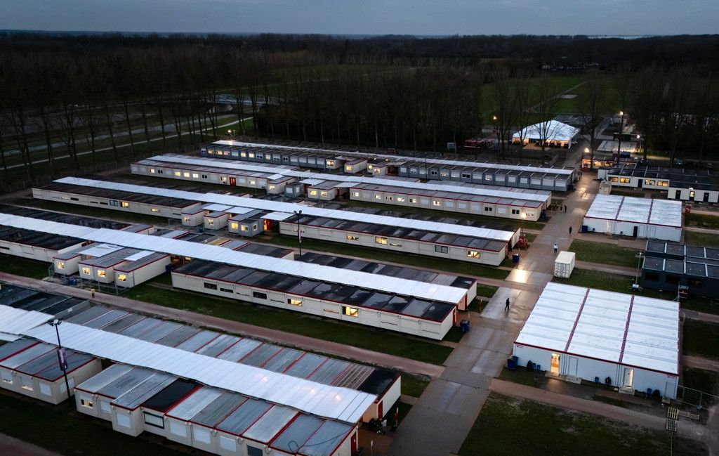 geenstijl's tweet card. gezellig