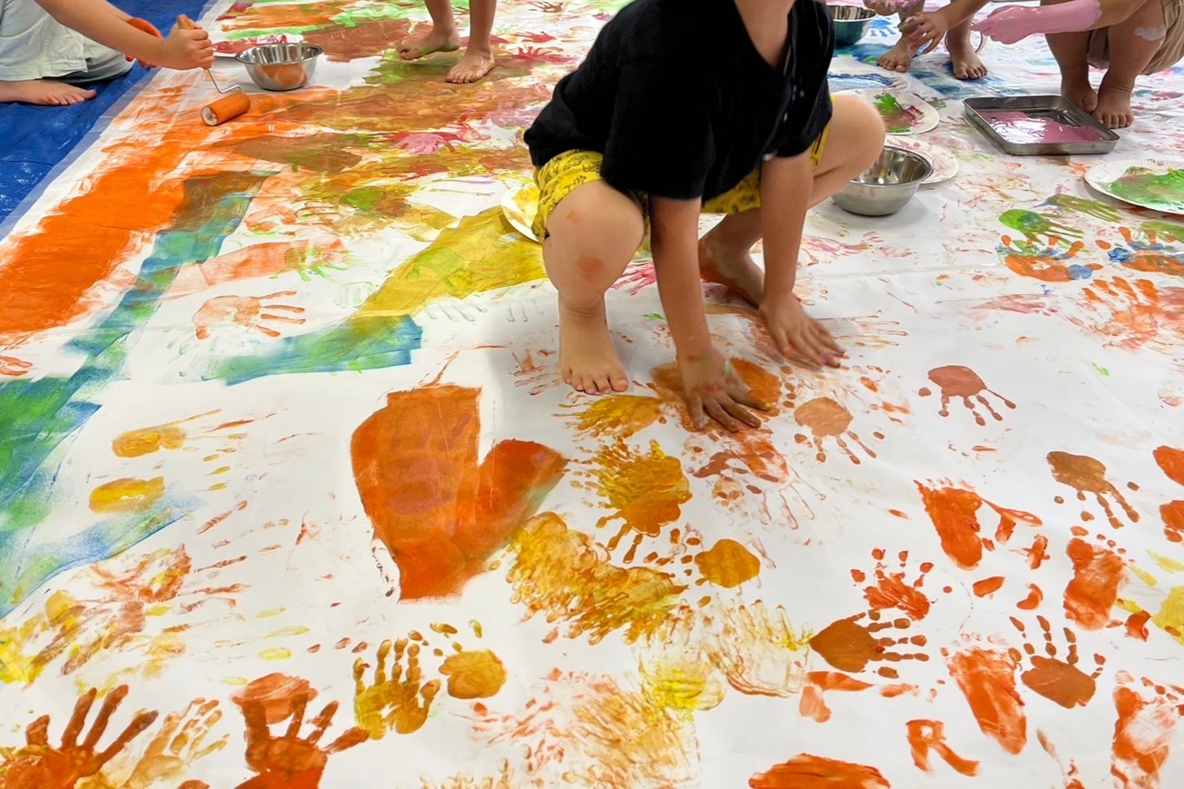 tkr_tngr's tweet card. 7月最初の日曜日、地下鉄丸の内線「方南町駅」近くにある、中野区立の公園にある屋内施設にて、絵の具遊びイベントの開催を予定しています！ 昨年もご好評頂いたこの企画。手足についても落としやすく、安全性の高い成分を使ったフィンガーペイント専用の絵の具を用意し、30メートルのロール紙を繋いだ大きな紙の上で、子どもも大人も、思いっきり絵の具まみれになって楽しめるイベントです♪ このキャンペーンで集まっ...