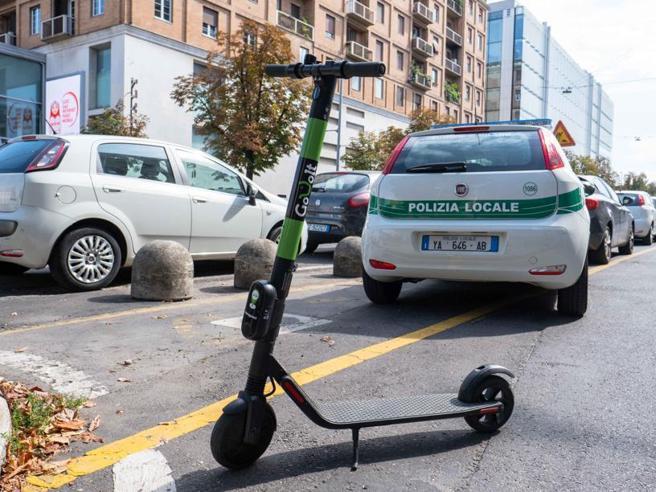 TuttoTechNet's tweet card. Firenze sarà la prima grande città italiana a chiudere definitivamente i servizi di sharing dei monopattini elettrici