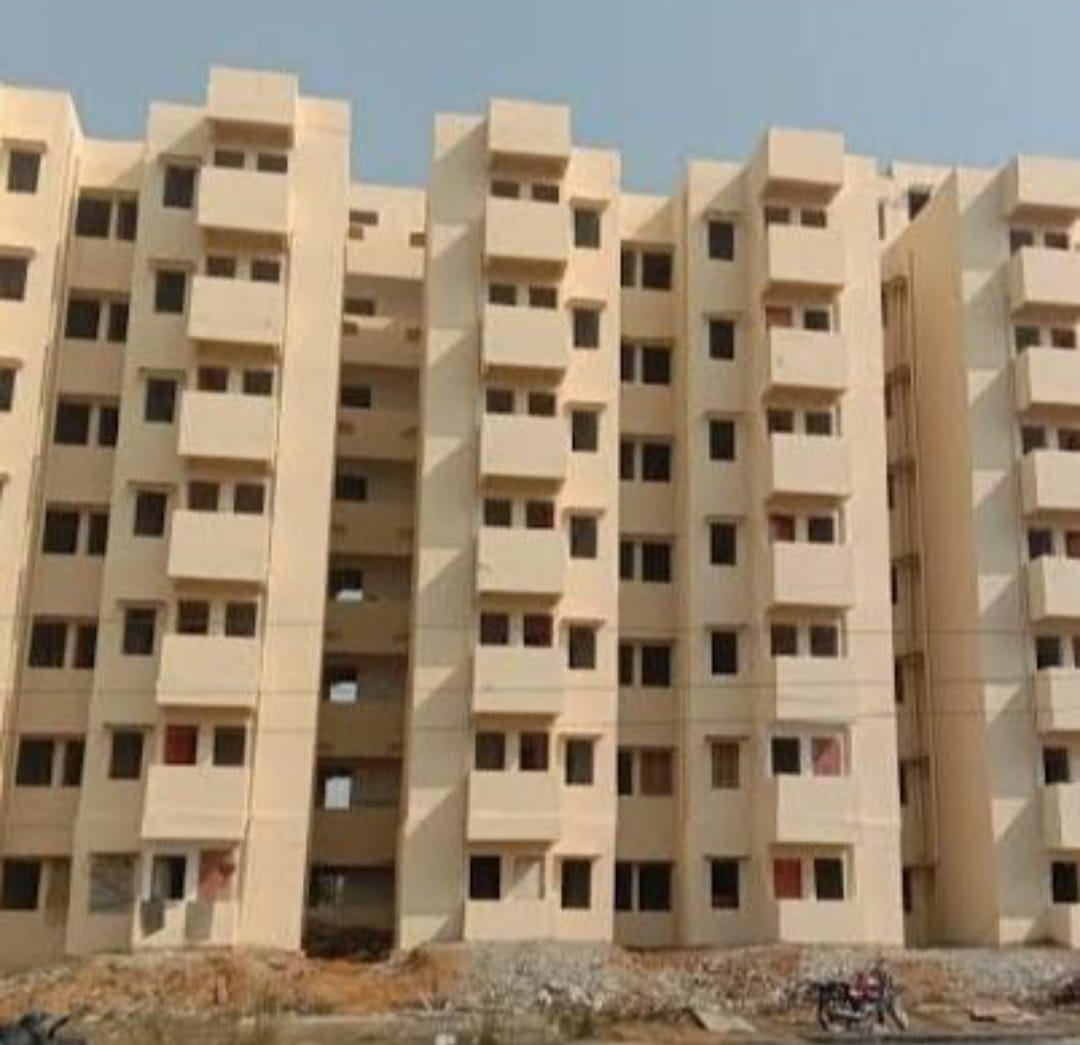 lagatarIN's tweet card. 665 फ्लैट 6 साल से बनकर तैयार हैं लेकिन अब तक लाभुकों को चाबी नहीं सौंपी गई. बताया गया गया कि 36 माह में F G ब्लॉक का करीब 80 प्रतिशत काम पूरा हुआ हैं. इसके बाद से आगे का काम ठप पड़ा है.