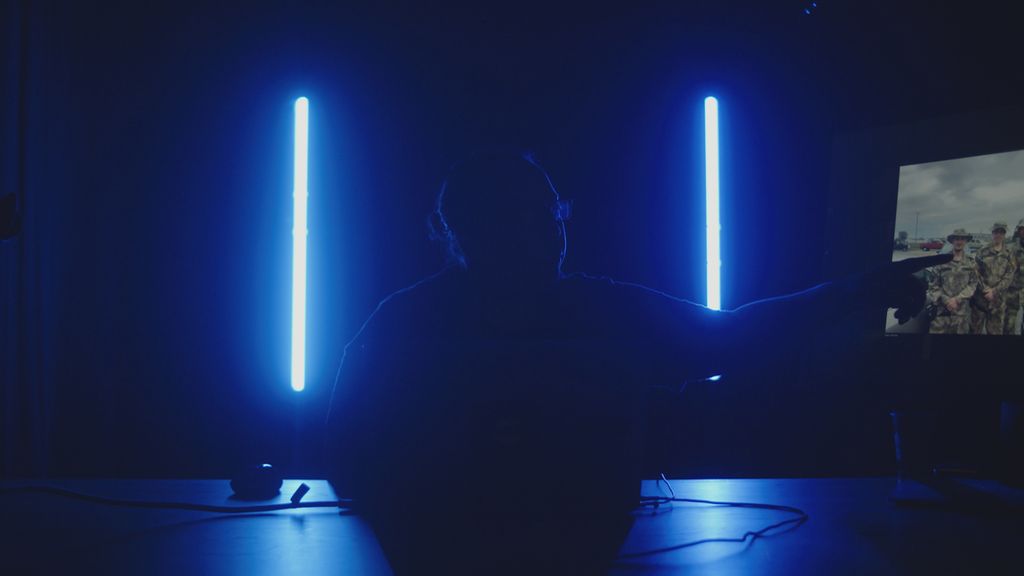 Vrouwenpagina's tweet card. OSINT'ers zijn mensen die thuis online onderzoek doen via openbare bronnen. Zo speurt de tijdelijk afgekeurde Mary op haar zolderkamer naar extreemrechtse Trump-aanhangers. "Andere mensen krijgen...