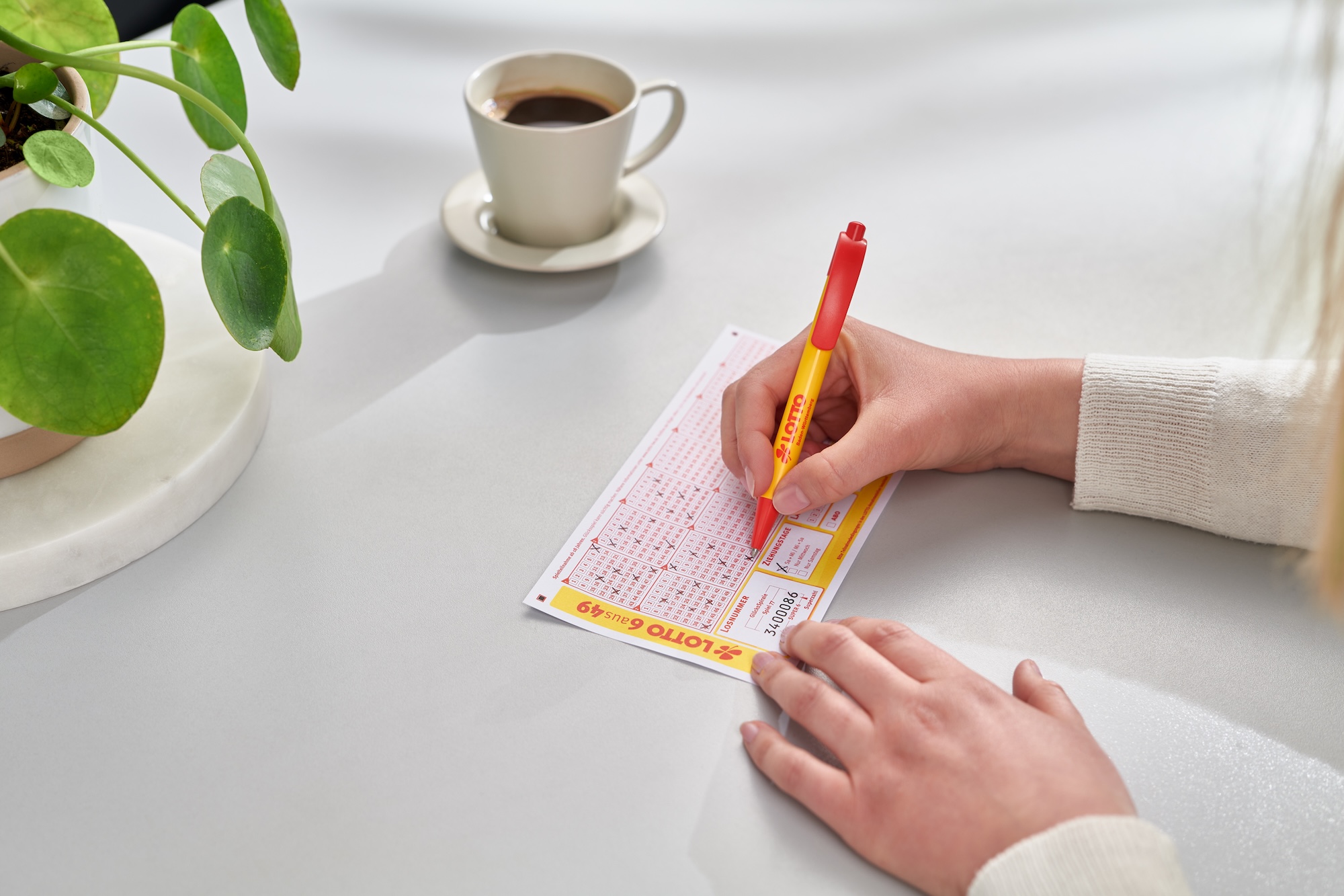 ISACASINOS's tweet card. Millionenglück im Enzkreis: Ein Systemschein im LOTTO 6aus49 bringt über 1,16 Mio. Euro.