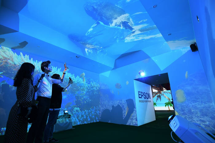 getprojector's tweet card. 한국엡손이 다음달 22일까지 진행하는 '2017 제10회 청주공예비엔날레' 공식 파트너사로, 전시관 내 특별 홍보관을 운영한다고 20일 밝혔다. 기획 전시관은 고품질 프로젝션으로 미디어 아트를 구현하는 엡손 빔프로...