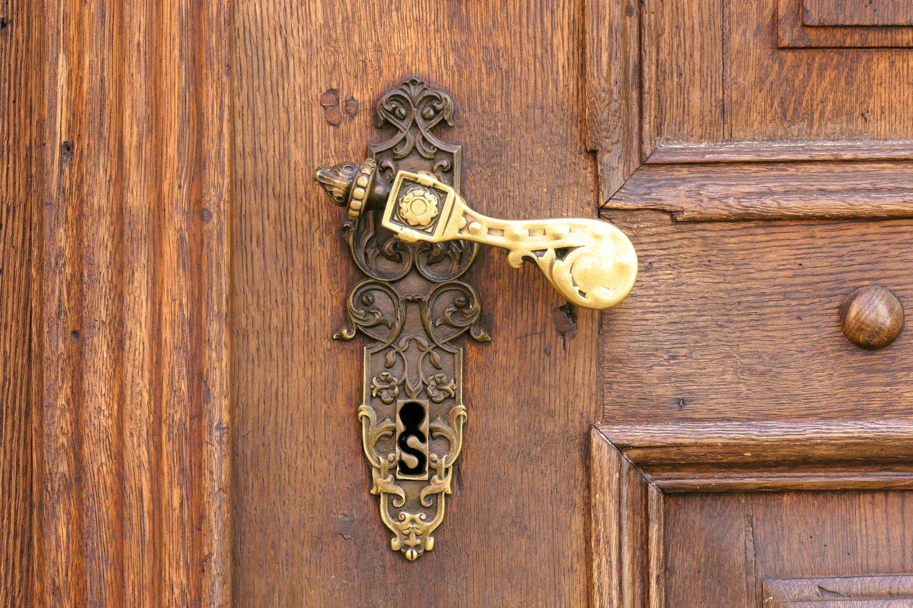 Keemiya_C's tweet card. In this blog post, we explore the role of endorsements of a PR manager.